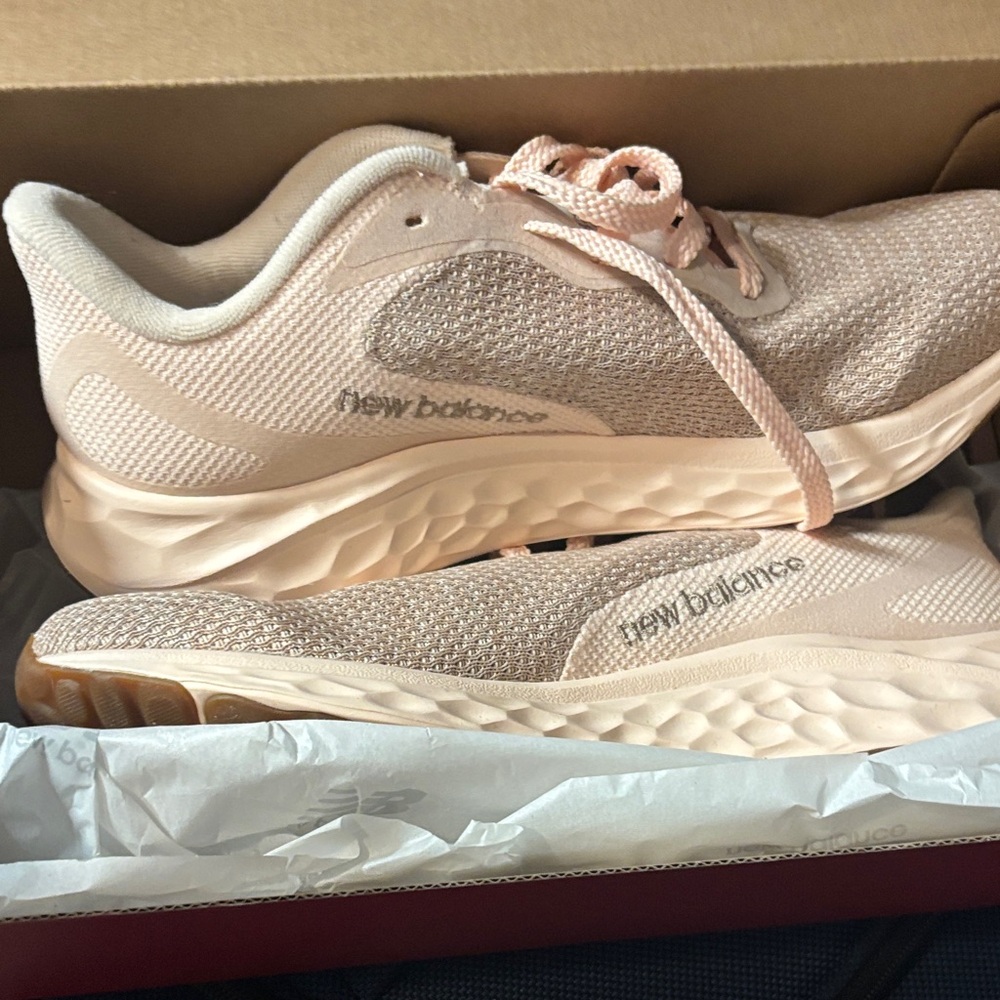 New Balance Women's fresh foam Sneakers new in box size 9